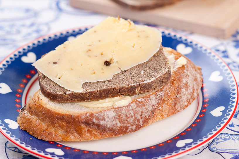 Een broodje met boter, Fries roggebrood en een plakje nagelkaas